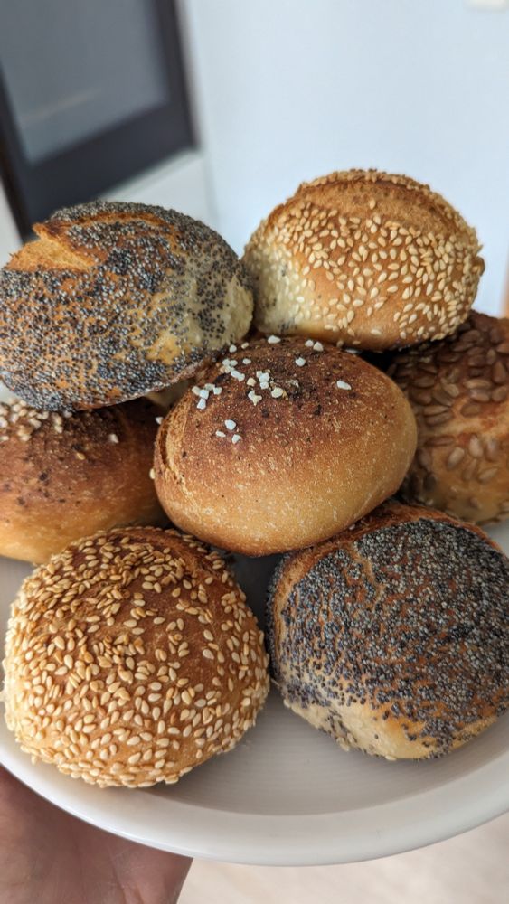 Ein Teller mit Selbstgebackenen Brötchen.