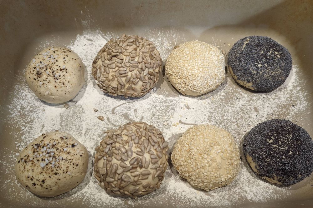 8 Brötchen vor dem Backen in einer Form von Pampered Chef.