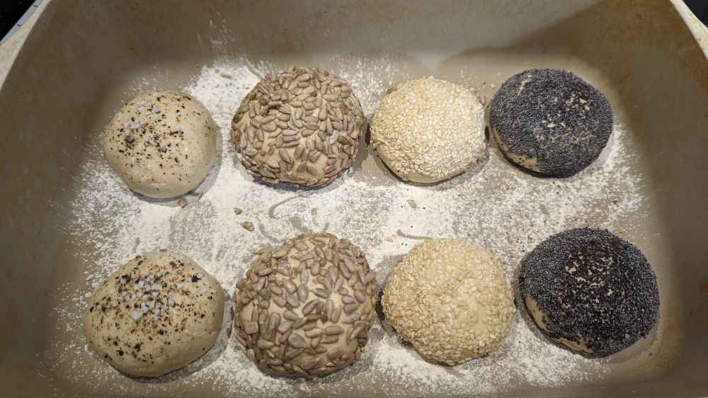 8 Brötchen aus Hefeteig mit Mohn, Sesam, Sonnenblumenkernen und Salz und Pfeffer. In einer Form von Pampered Chef