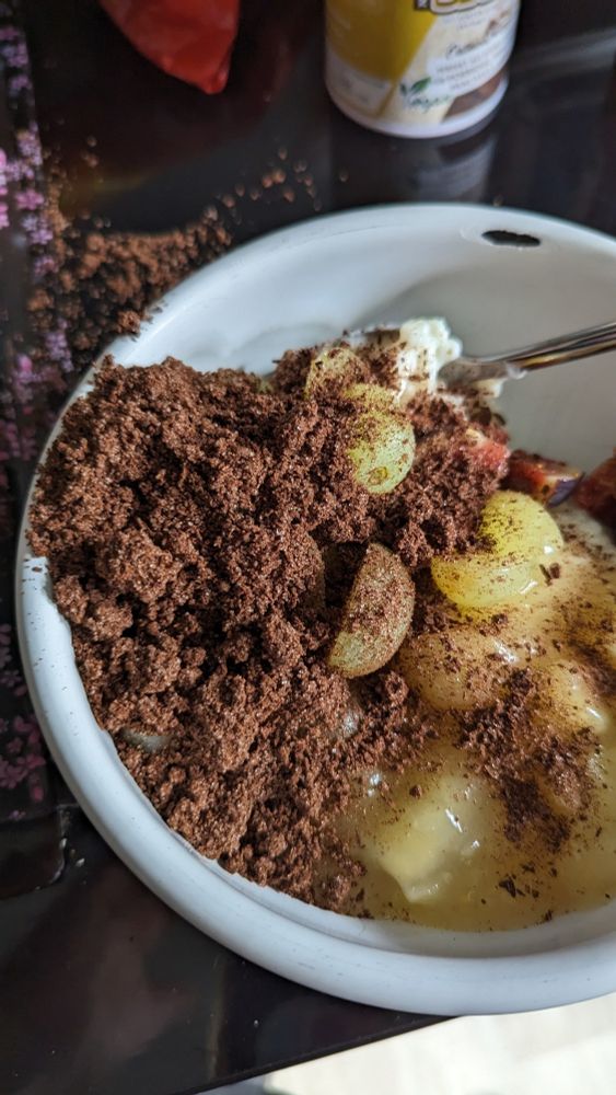 Milchreis mit Apfelgrütze, Weintrauben und Feige. Getoppt mit Oatmeal Gewürz, von dem leider die halbe Dose auf einmal raus kam.