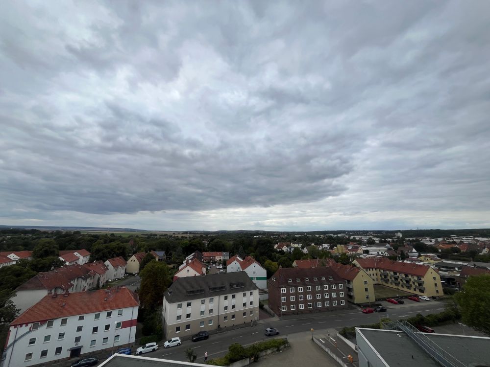 Blick aus dem 7. Stock des Helmstedter Krankenhauses. Viele dicke Wolken und  am Horizont ist der Elm. 