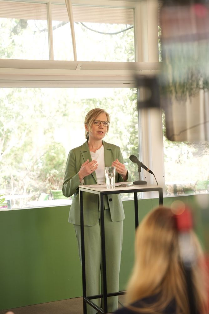 Leonore Gewessler am Redepult. 
