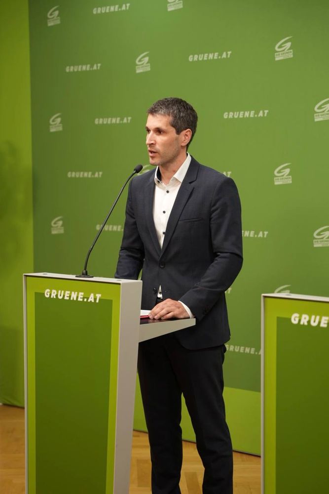 Lukas Hammer am Rednerpult im PK-Raum der Grünen