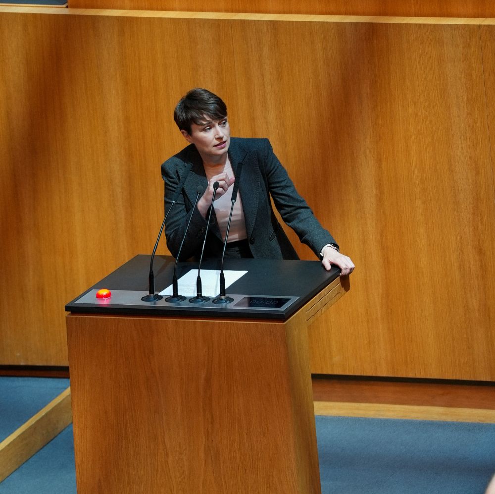 Sigi Maurer am Rednerinnenpult im NR.