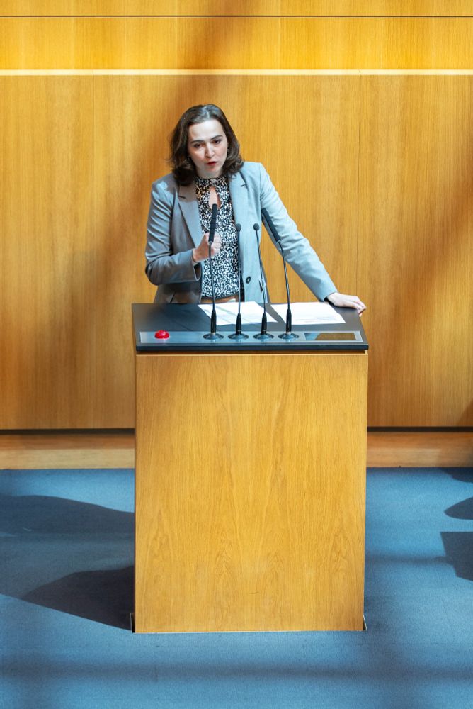 Alma Zadic bei ihrer Rede im #OeNR