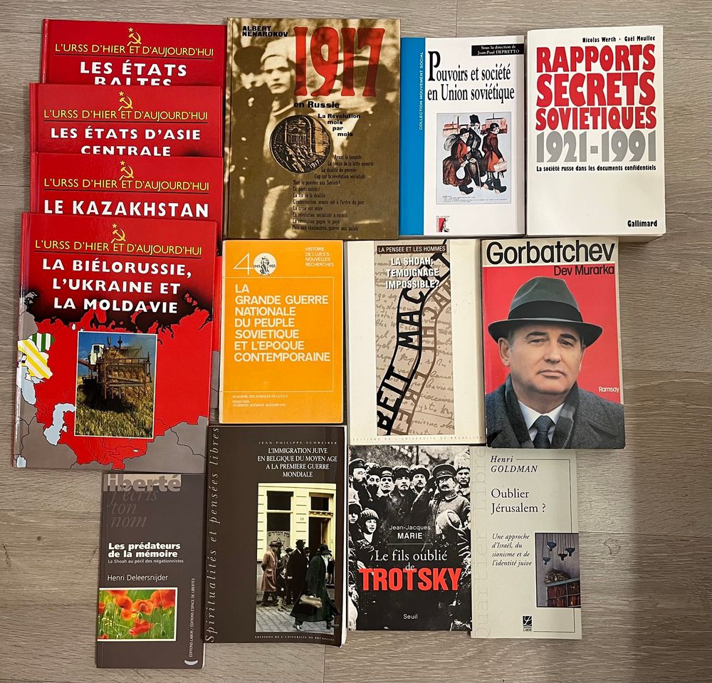 Photo de quatorze livres posés sur le sol