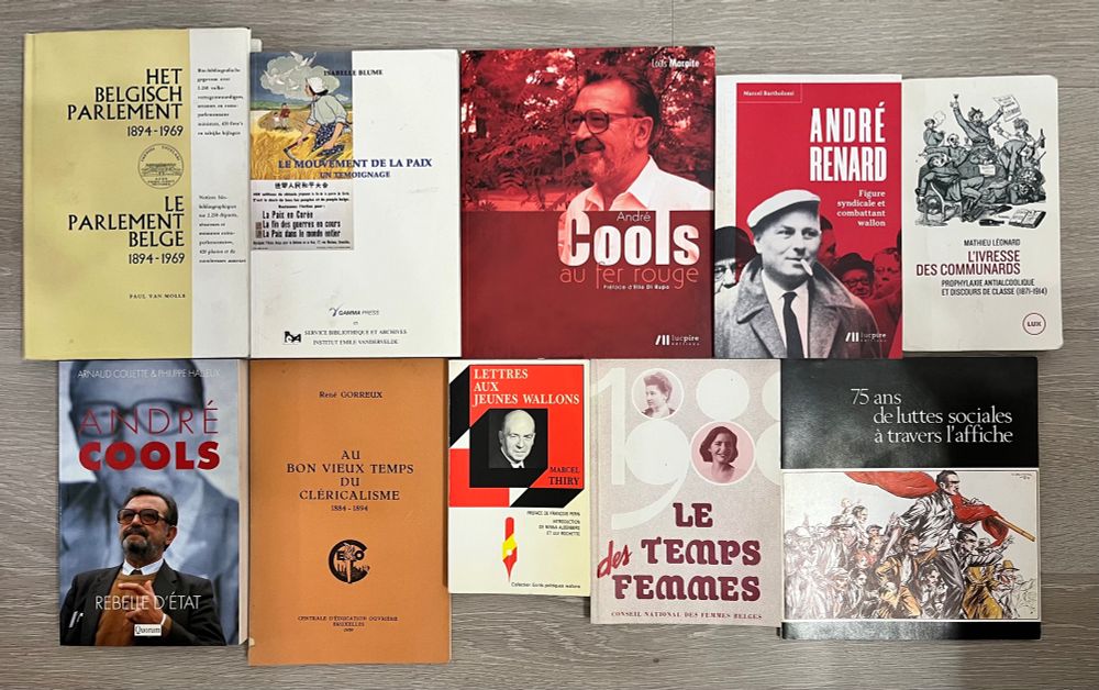 Photo de dix livres posés sur le sol