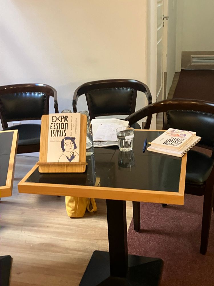 Der Tisch für die Buchvorstellung