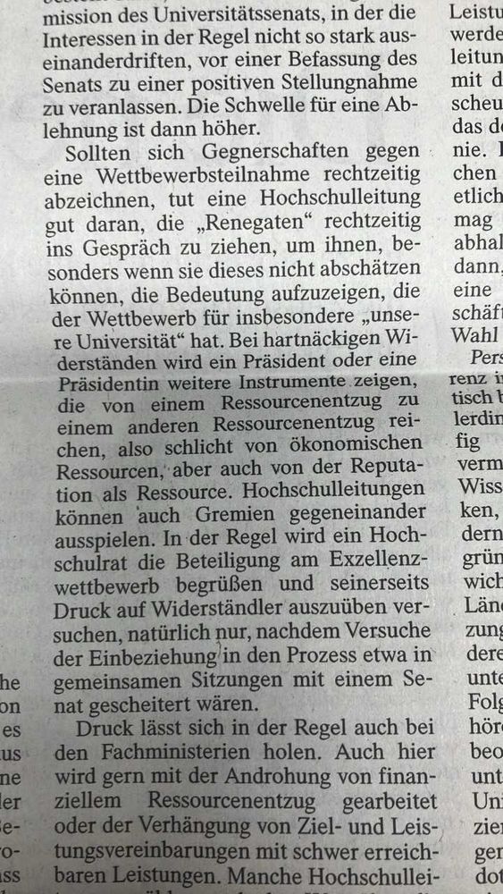 "Sollten sich Gegnerschaften gegen eine Wettbewerbsteilnahme rechtzeitig abzeichnen, tut eine Hochschulleitung gut daran, die 'Renegaten' rechtzeitig ins Gespräch zu ziehen, um ihnen, besonders wenn sie diese nicht abschätzen können, die Bedeutung aufzuzeigen, die der Wettbewerb für insbesondere 'unsere Universität' hat. Bei hartnäckigen Widerständen wird ein Präsident oder eine Präsidentin weitere Instrumente zeigen, die von einem Ressourcenentzug zu einem anderen Ressourcenentzug reciehn, also schliecht von ökonomischen Ressourcen, aber auch von der Reputatoin als Ressource. Hochschulleitungen können auch Gremien gegeneinander ausspielen.