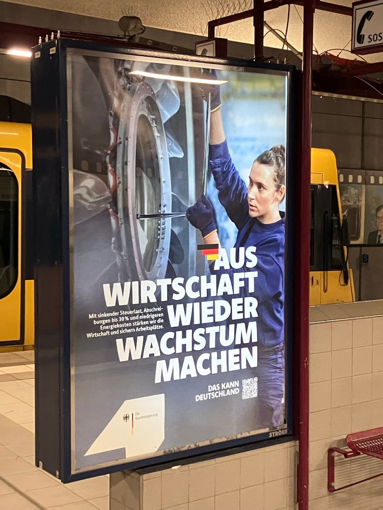 Ein Plakat der Bundesregierung, auf dem steht: "Aus Wirtschaft wieder Wachstum machen"