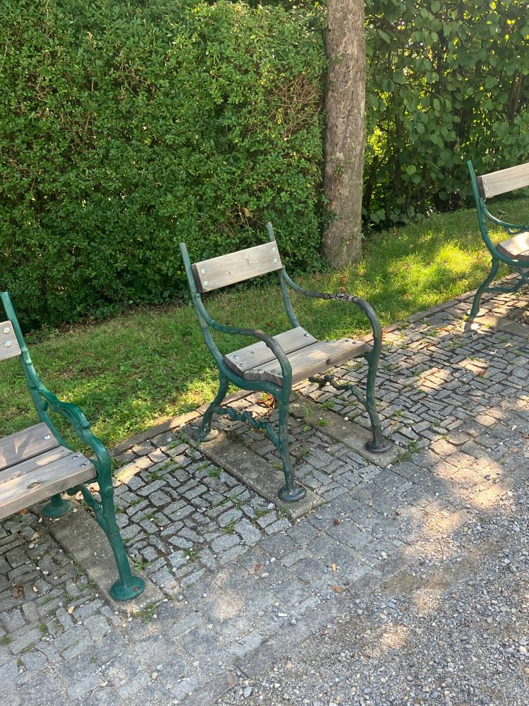 Eine Holzbank, aber als Einzelsitz