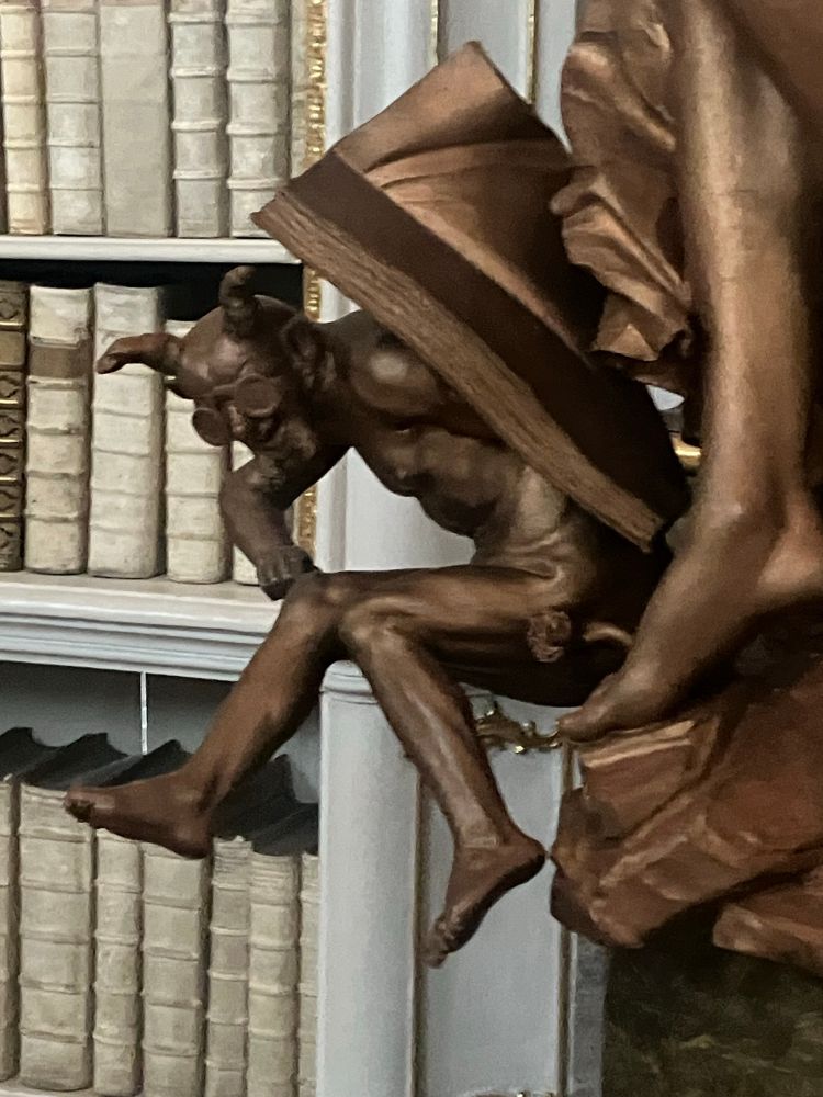 Detail einer Figur von Stammel in der Stiftsbibliothek Admont