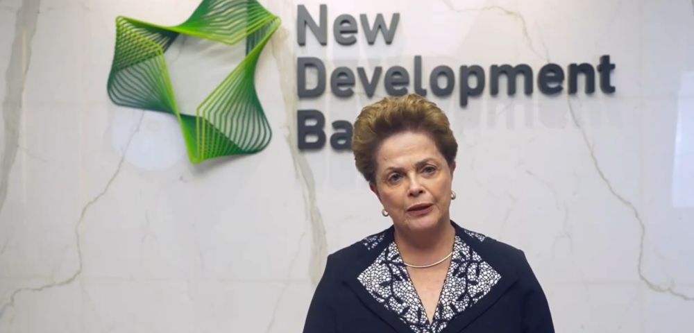 Dilma critica dependência do dólar e defende papel do Estado na economia