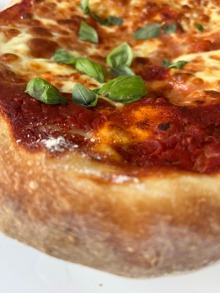 Selbstgemachte Pizza Margherita.