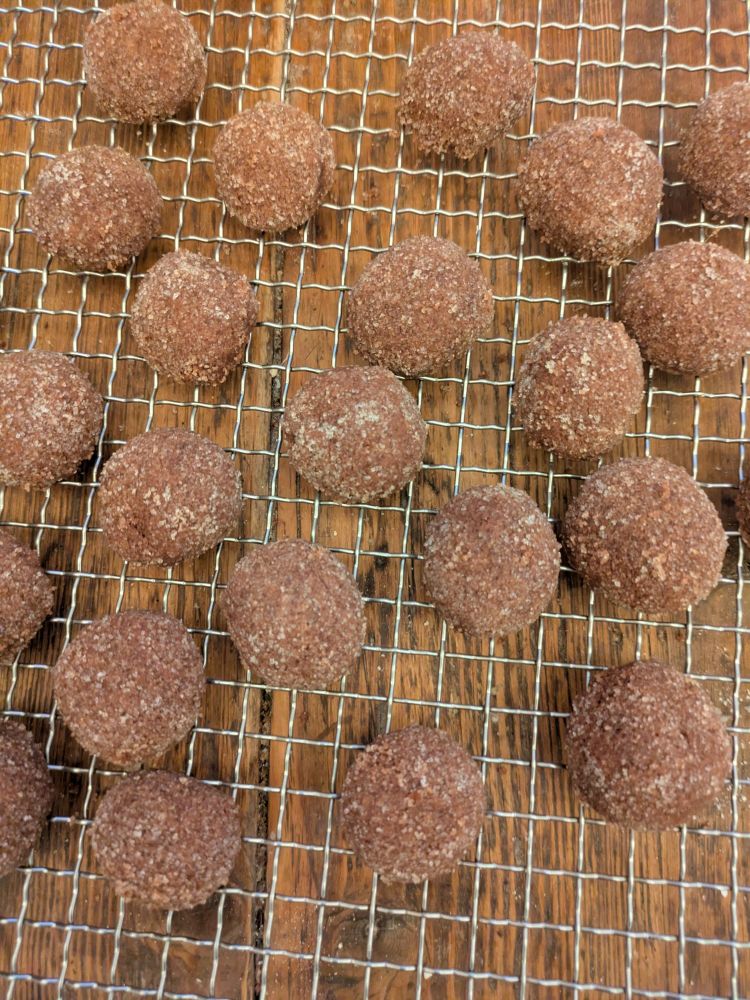 Eine Ladung schokoplätzchen in Kugelform mit Zucker bestreut