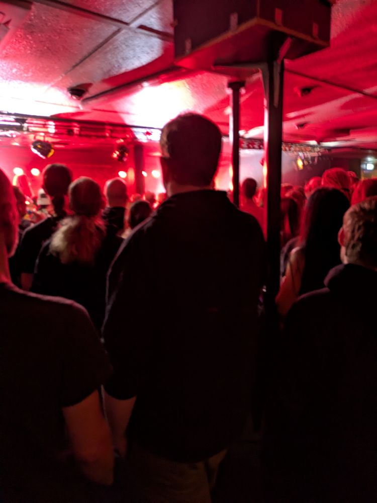 1 groszer Mensch steht mitten auf dem Weg auf einem Konzert 