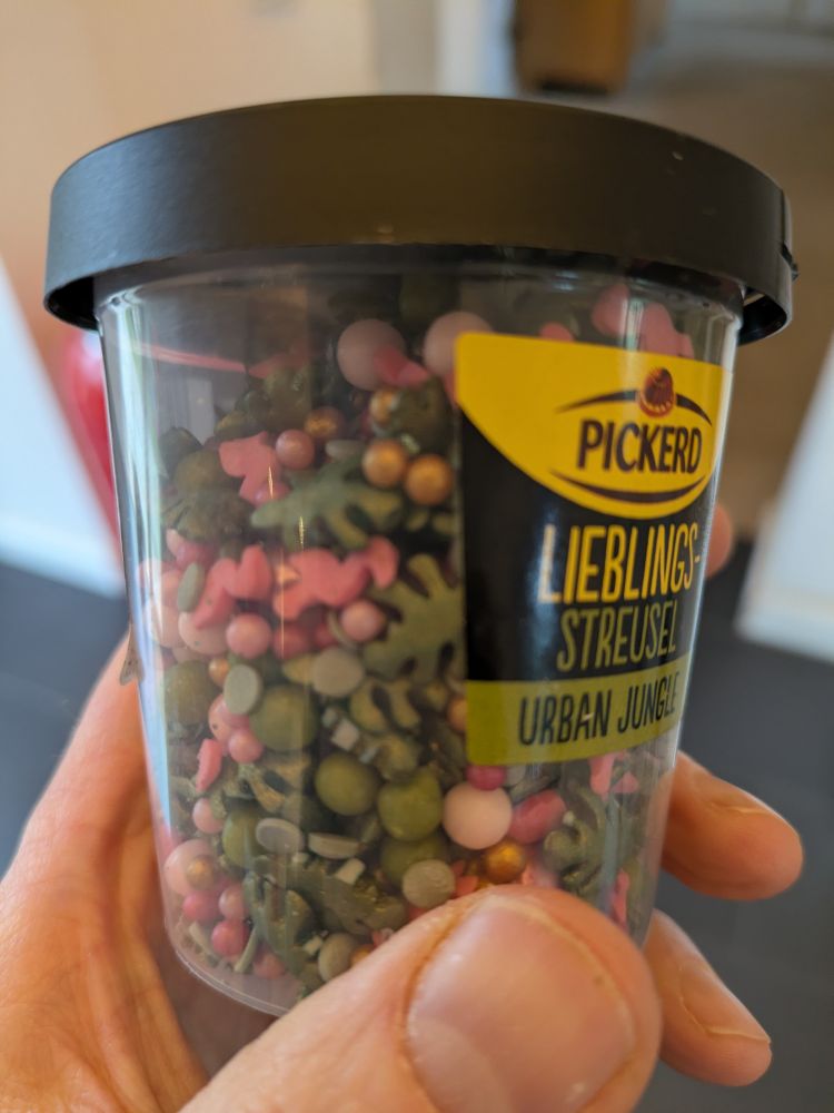 Auf der Packung steht urban Jungle und es sind Flamingos in den streuseln