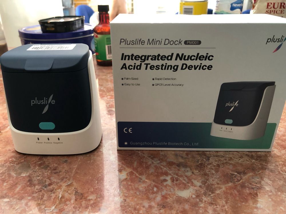 Photo of the Pluslife Mini dock and its packaging.