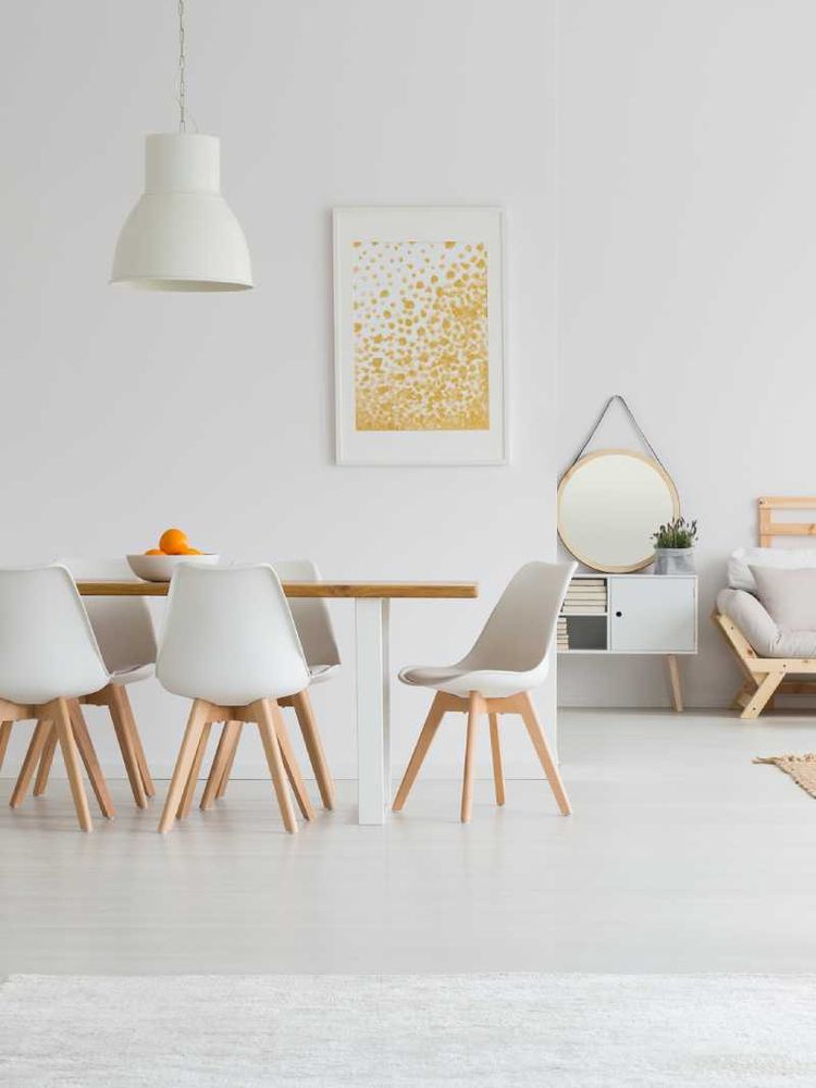 Salón comedor moderno en tonos claros.