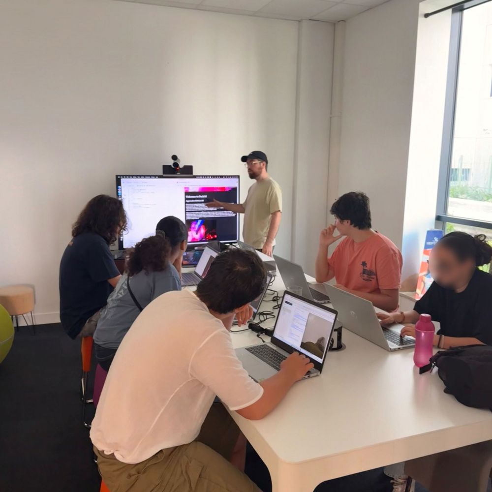 Ivan qui présente son atelier "Créer mon premier site web avec HTML CSS" aux enfants qui y participent