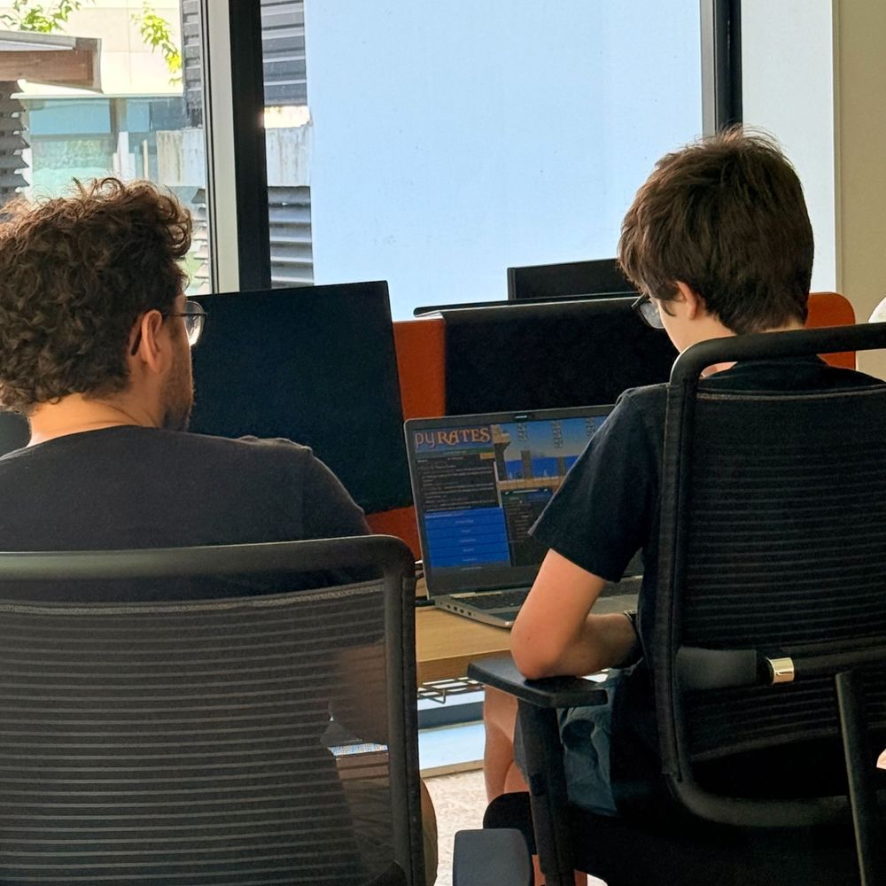 Noé qui aide un enfant dans le cadre de son atelier "A l'abordage du Python"