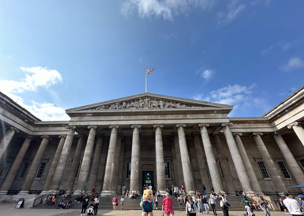 シルバニアファミリー　ビーバーの赤ちゃんがいます。
後ろには大英博物館があります。