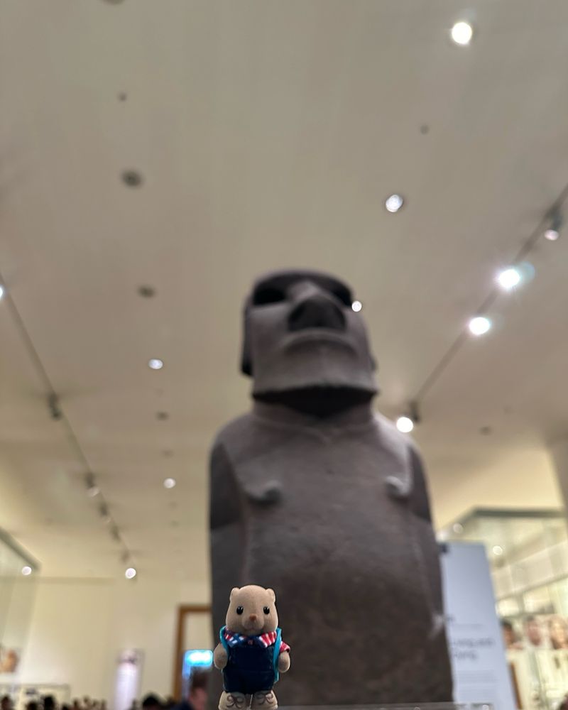 シルバニアファミリー　ビーバーの赤ちゃんです。
大英博物館にいます。後ろにはモアイ像がいます。