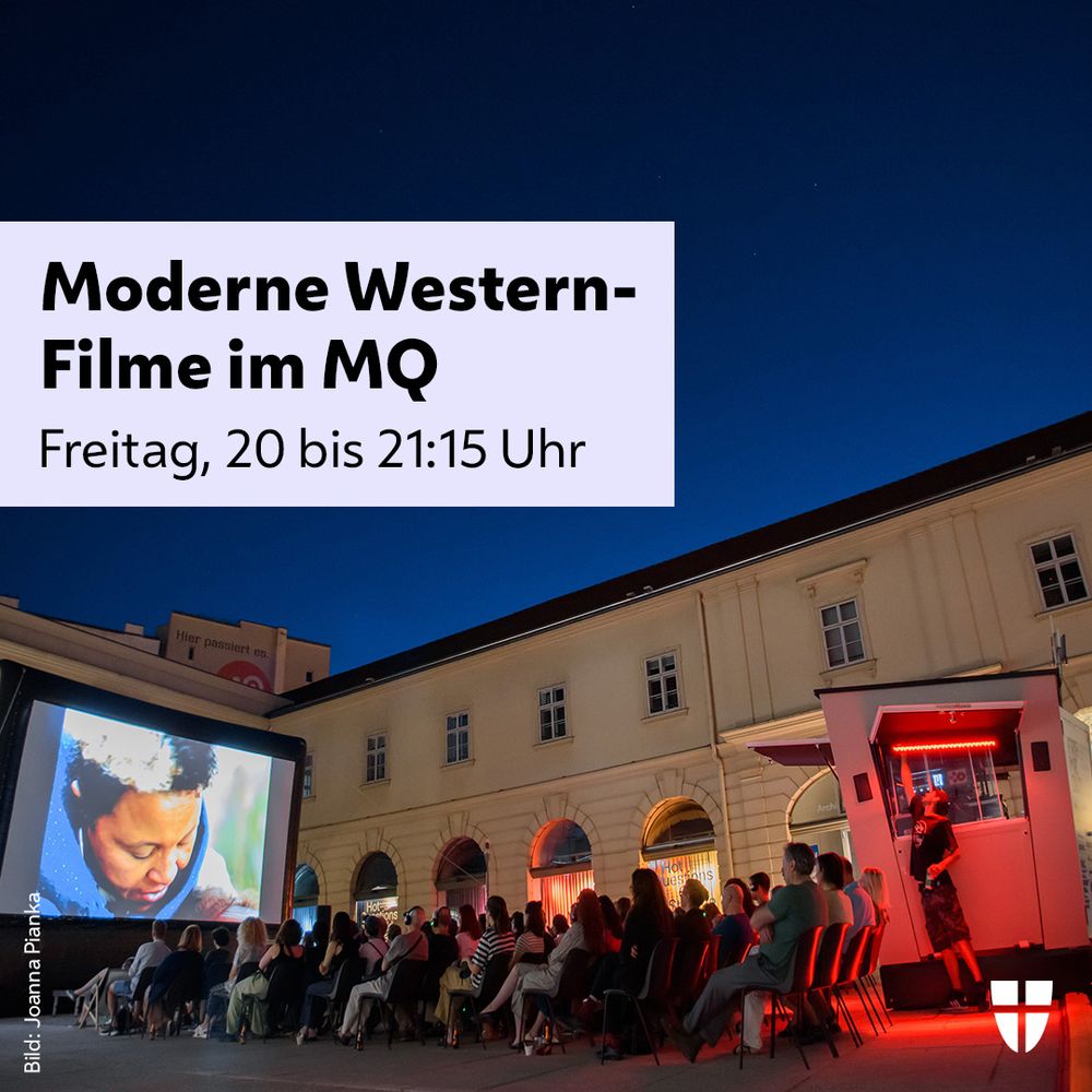 Text: Moderne Western-Filme im MQ, Freitag, 20 bis 21:15 Uhr. Bild: Publikum bei einer Open-Air-Kino-Vorstellung im MuseumsQuartier, Abendstimmung.