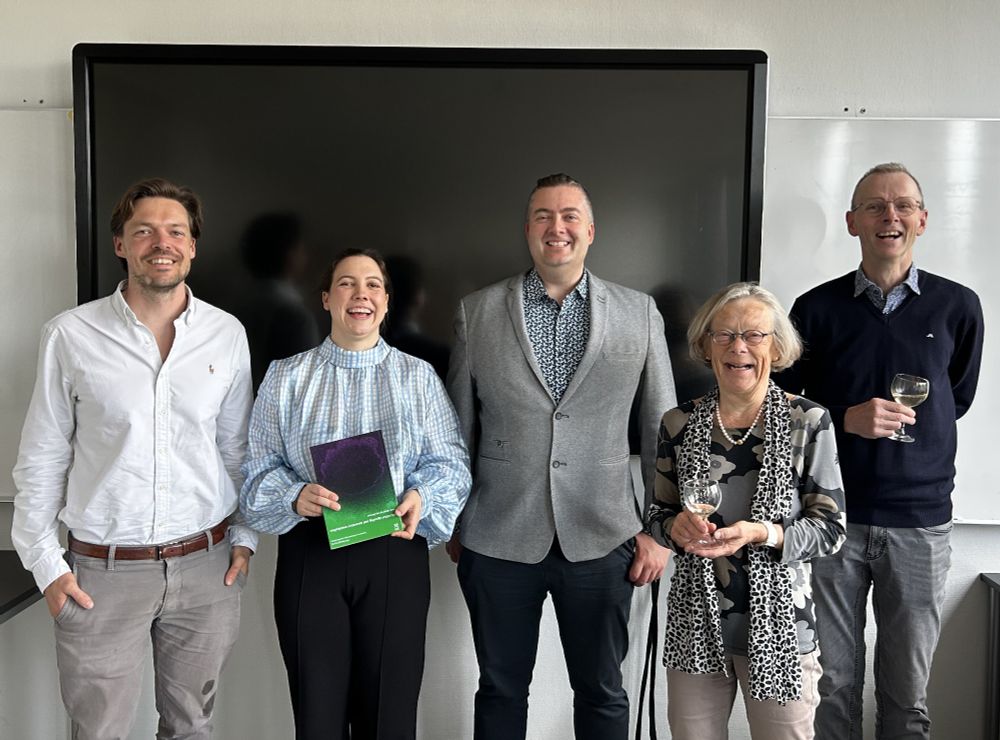 Caja Dinesen with examiners Thomas Tørring, Lone Gram, co-supervisor Thomas Ostenfeld Larsen, and supervisor Ákos T. Kovács.