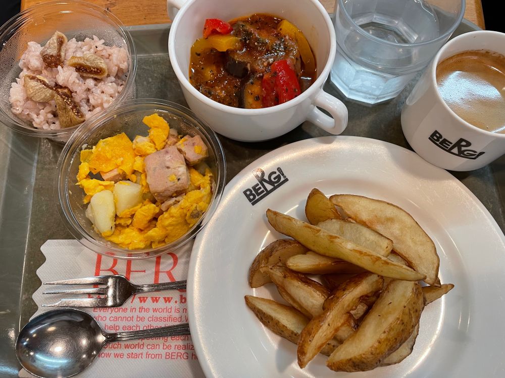 いちごのチーズリゾット〜ドライイチジク付〜
ベーコンポテトケーゼ自然卵炒め
ラタトゥイユ
フライドポテト
コーヒー
水