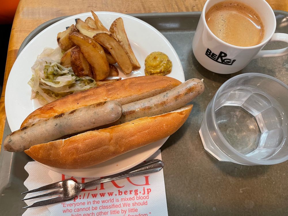 焼きニュルンベルガードッグ
ザワークラウト
フライドポテト
コーヒー
水