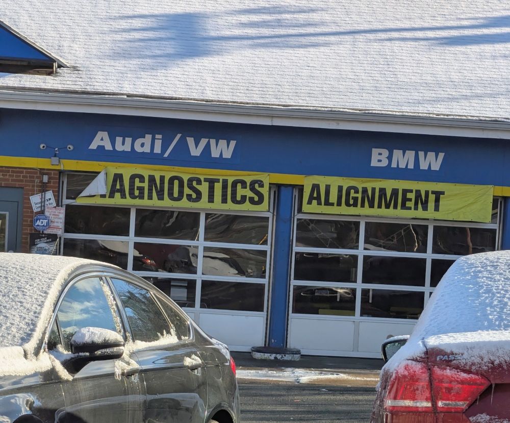 Sign on a car service garage : agnostics alignment 