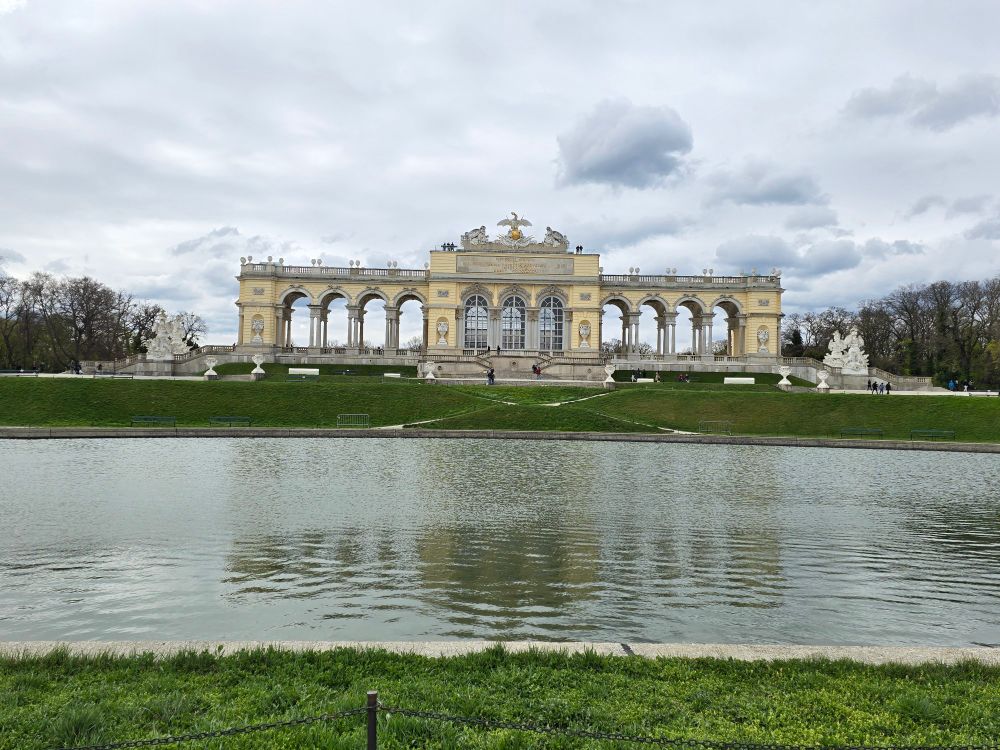 Maria Theresienin paviljonki mäen päällä plus allas