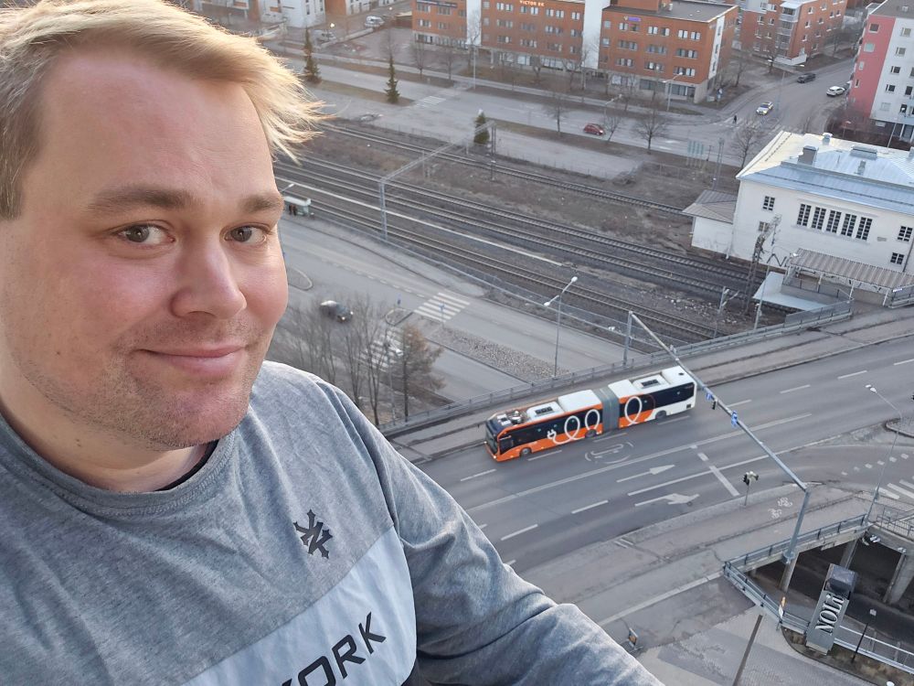 Selfie parvekkeelta. Alhaalla oranssi dösä.