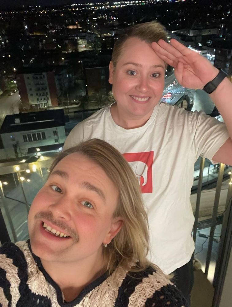 Selfie, jossa mun ja naispuolisen kaverin naamat vaihtanu kroppaa