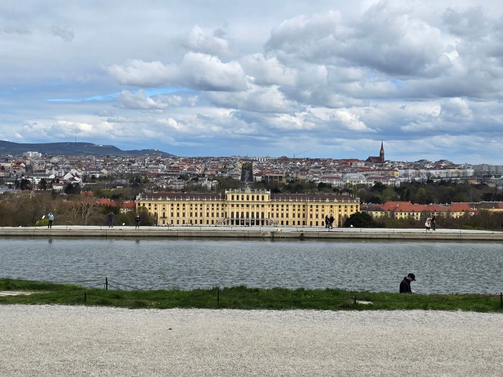 Linna ja kaupunki mäen päältä kuvattuna