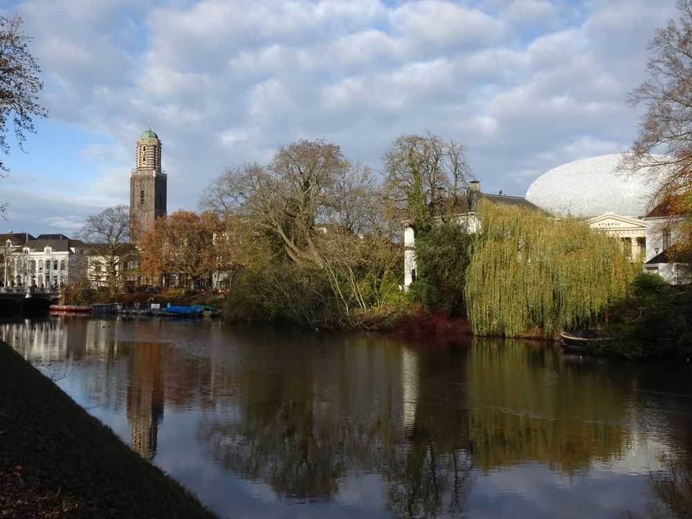De Singelgracht met links de Peperbus en rechts de Fundatie 