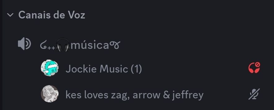Print do discord, no topo esquerdo, está escrito "Canais de voz", abaixo está escrito "Música" com um emoji de fones de ouvido, em baixo está um círculo com uma imagem dentro, sendo com um fundo branco e o ícone do discord ciano com um gorro de natal ciano, na frente, escrito "Jockie Music (1), mais a frente está o ícone de um fone e um bloqueio. Em baixo, está outro círculo, com um fundo cinza, e a personagem Princesa, do jogo Slay the Princess, em frente do círculo, está escrito "Kes loves zag, arrow e jeffrey", mais à frente, um ícone de microfone com um traço