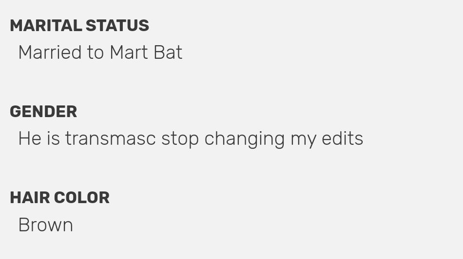 print do site wiki fandom escrito em inglês. no canto superior esquerdo, está escrito em negrito "Estado civil", e logo abaixo "Casado com Mart Bat"

em baixo, está escrito em negrito "Gênero", e abaixo "Ele é transmasculino, pare de mudar as minhas edições"

e por último, escrito também em negrito, está "Cor do cabelo", e abaixo, "Castanho"