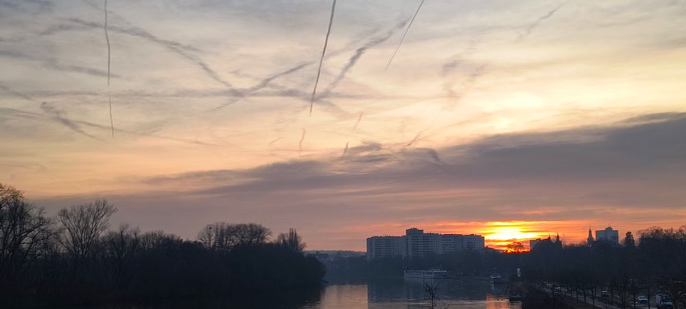 Neujahr, Sonnenaufgang über dem Fluss 