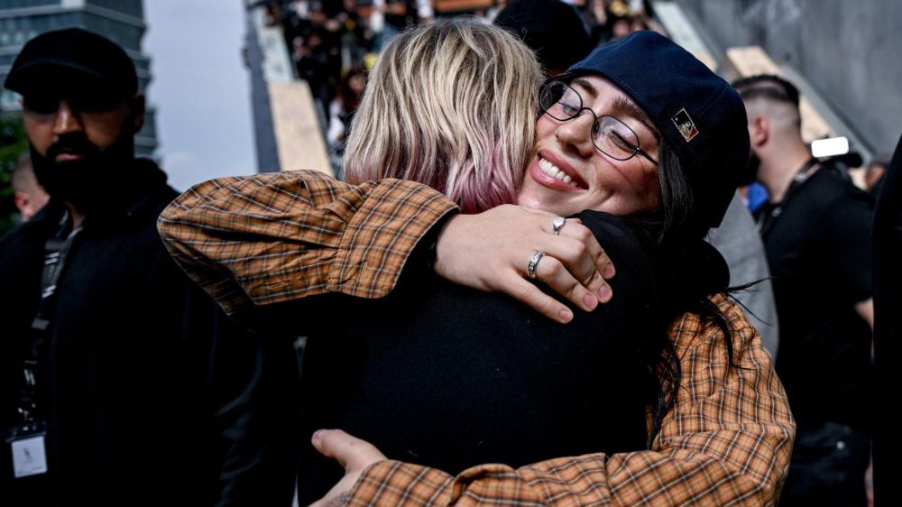 „Sowas hab ich noch nie erlebt“: Billie Eilish trifft Fans in Berlin