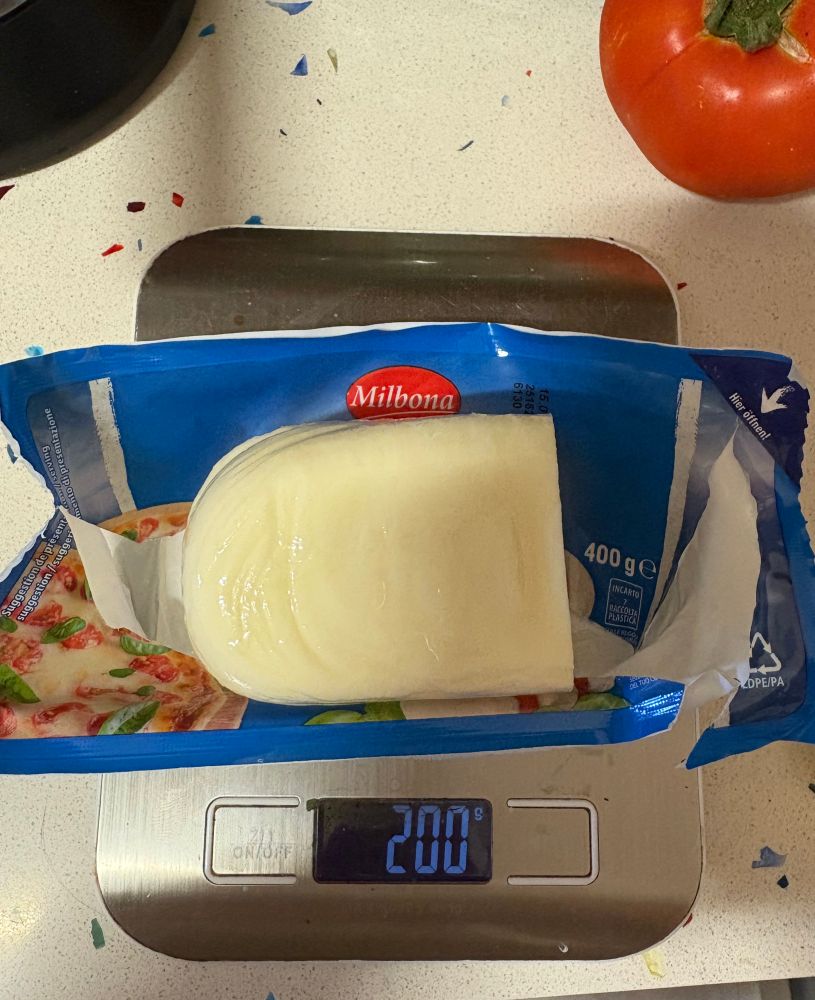 Queso mozarella partido por la mitad exacta 