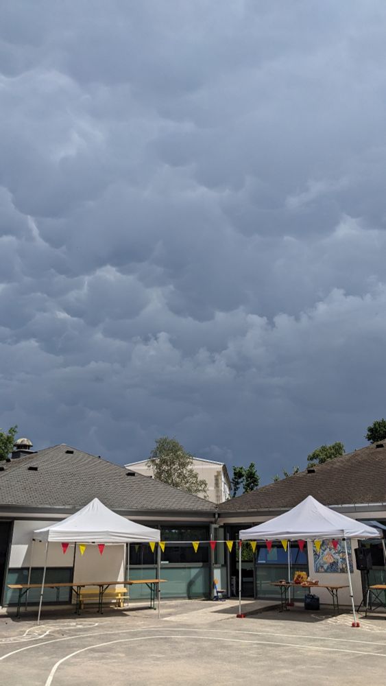 Nuages orageux au-dessus d'une école 