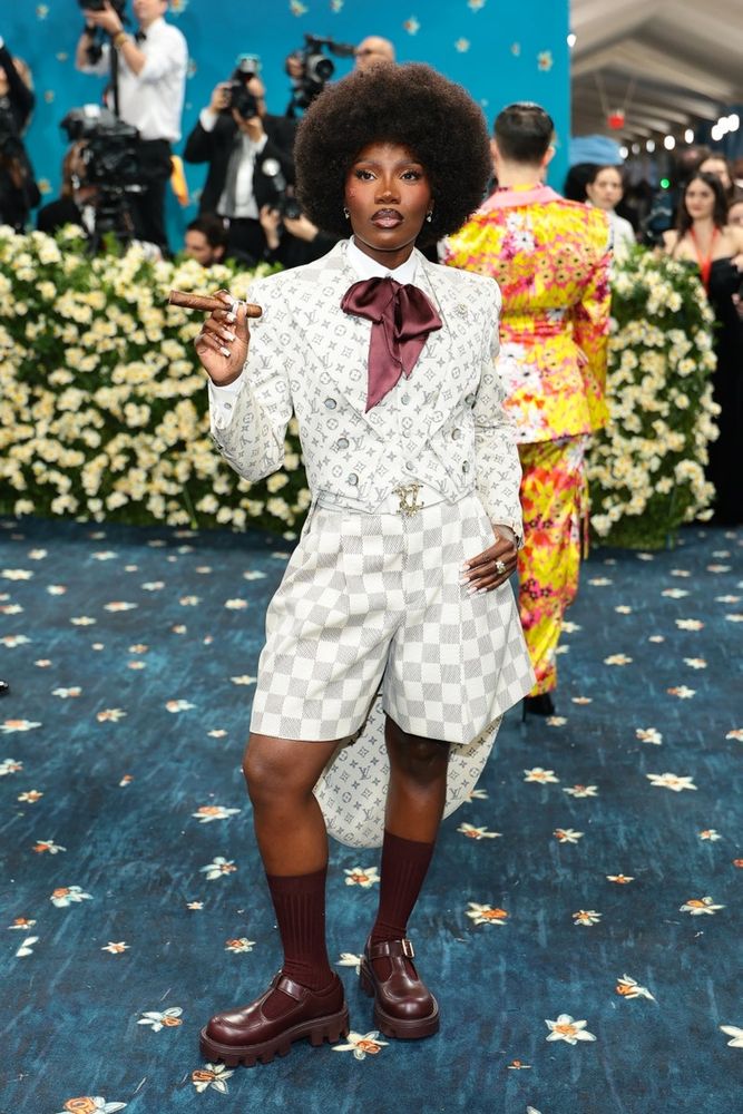 Celebrity posed while holding cigar