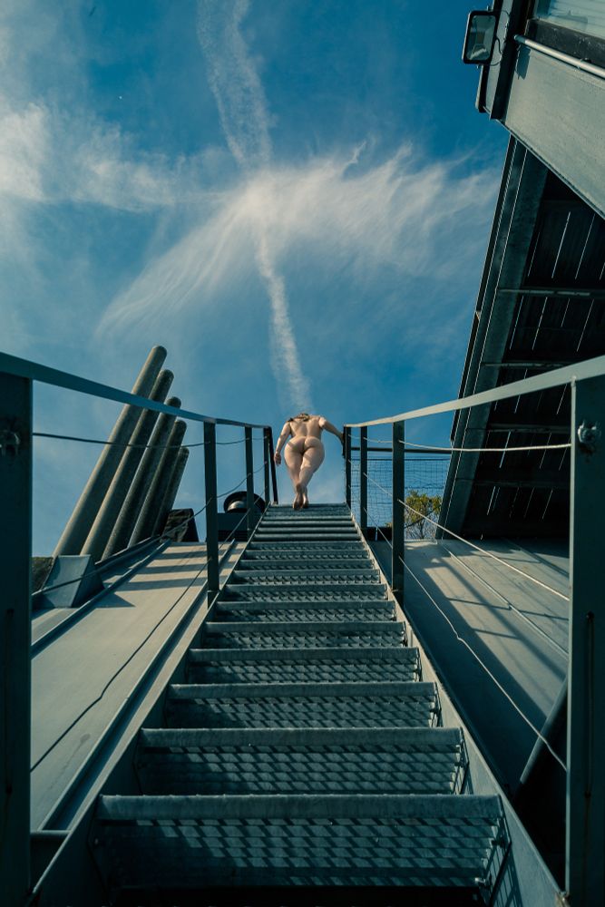 Photo d'une femme nue montant l'escalier réalisée par le photographe Thierry Smets.