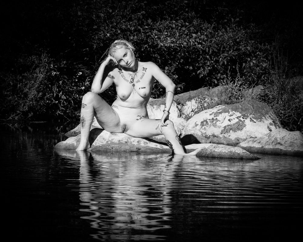 Photo érotique d'une femme blonde nue au bord d'une rivière réalisée par le photographe Thierry Smets.