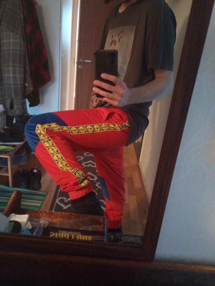 Spegelselfie på mig, iklädd sjaskig katt-t-shirt och lidl-mjukisbyxor