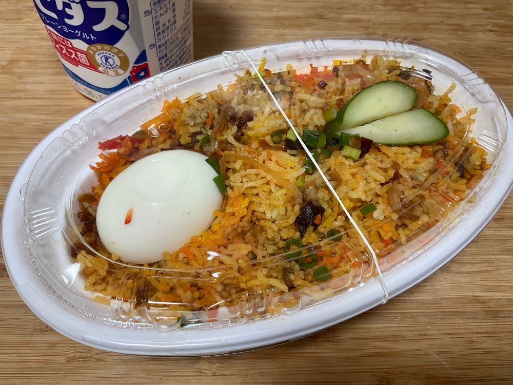 新高円寺にあるインネパ系カレー店、サラムナマステのマトンビリヤニ　ごろりとしたマトンだけでなく、大きなゆで卵も入っている