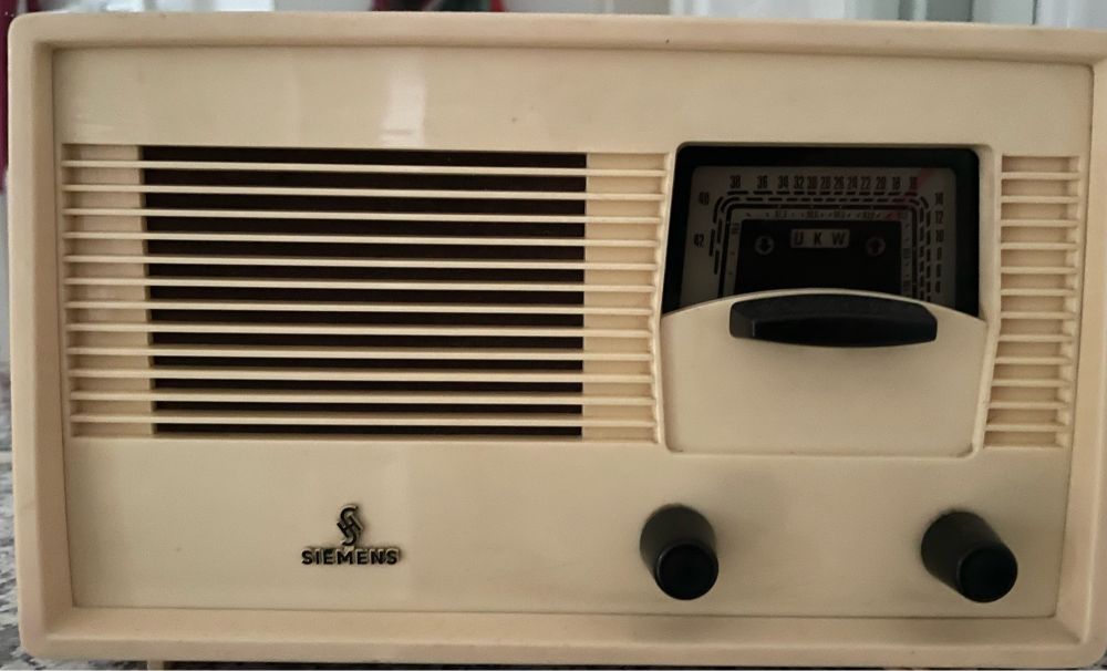 Elfenbeinfarbenes Siemens-Radio von Ende der 1950er Jahre.
