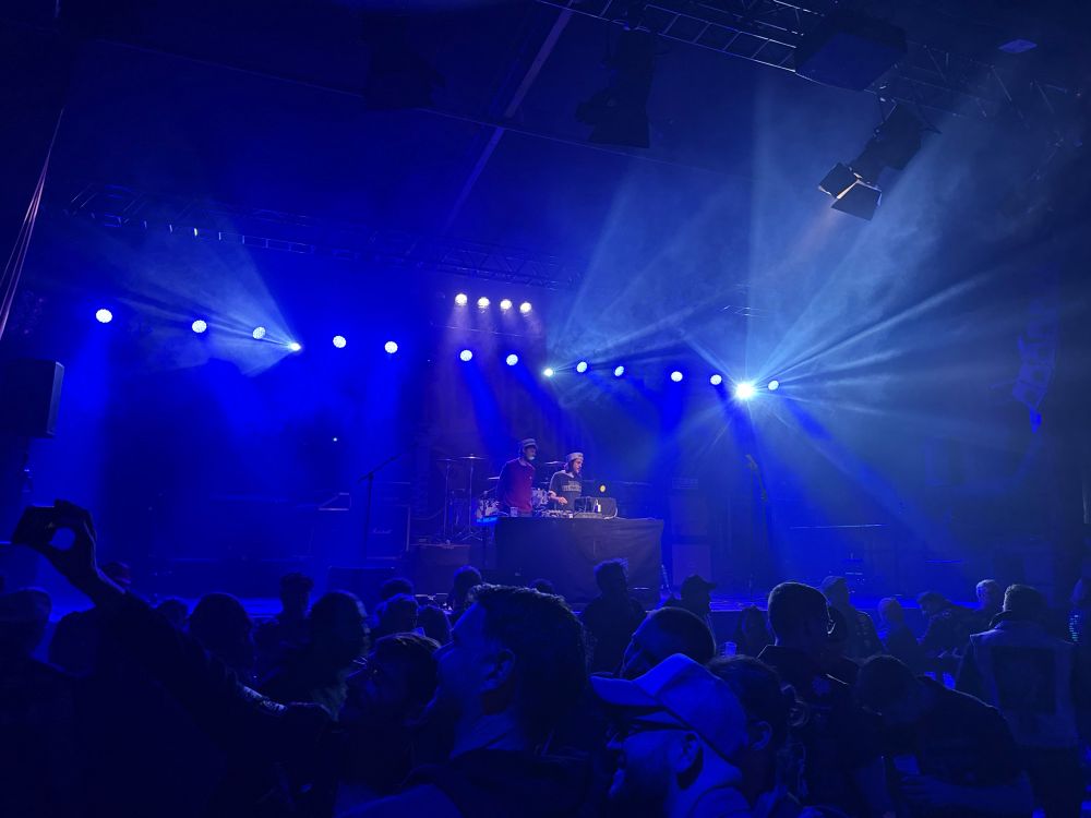 Bühne mit DJ